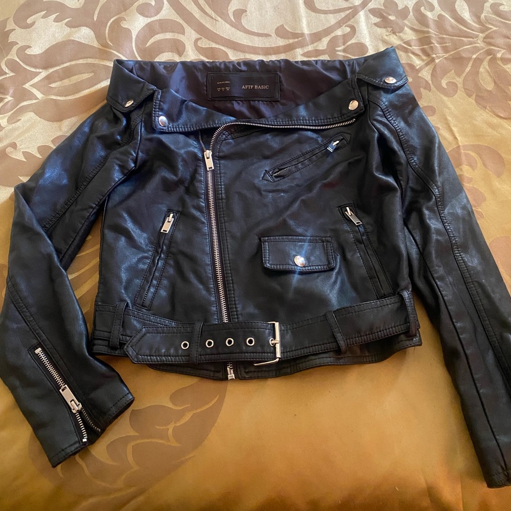 Faux leather open shoulders crop jacket